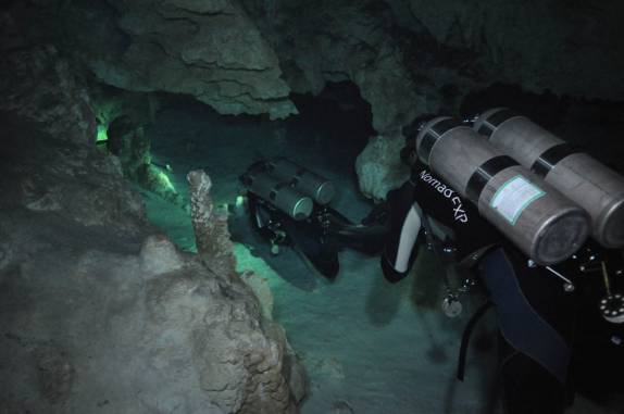 Mergulhando pelos túneis e formações do Gran Cenote, na região de Tulum, no Yucatán, sul do México (foto de Luis Leal)